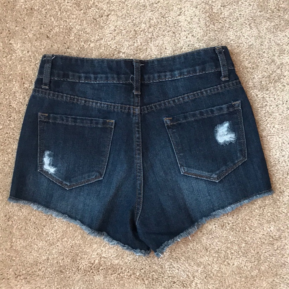 ASOS Distressed Cut Offs - Picture 6 of 7
